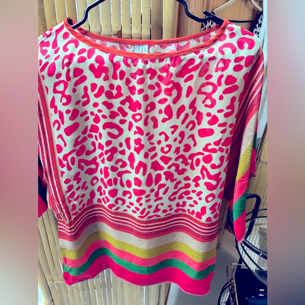 Beautiful colors/ viscose fabric. Small but flowy. Blink London